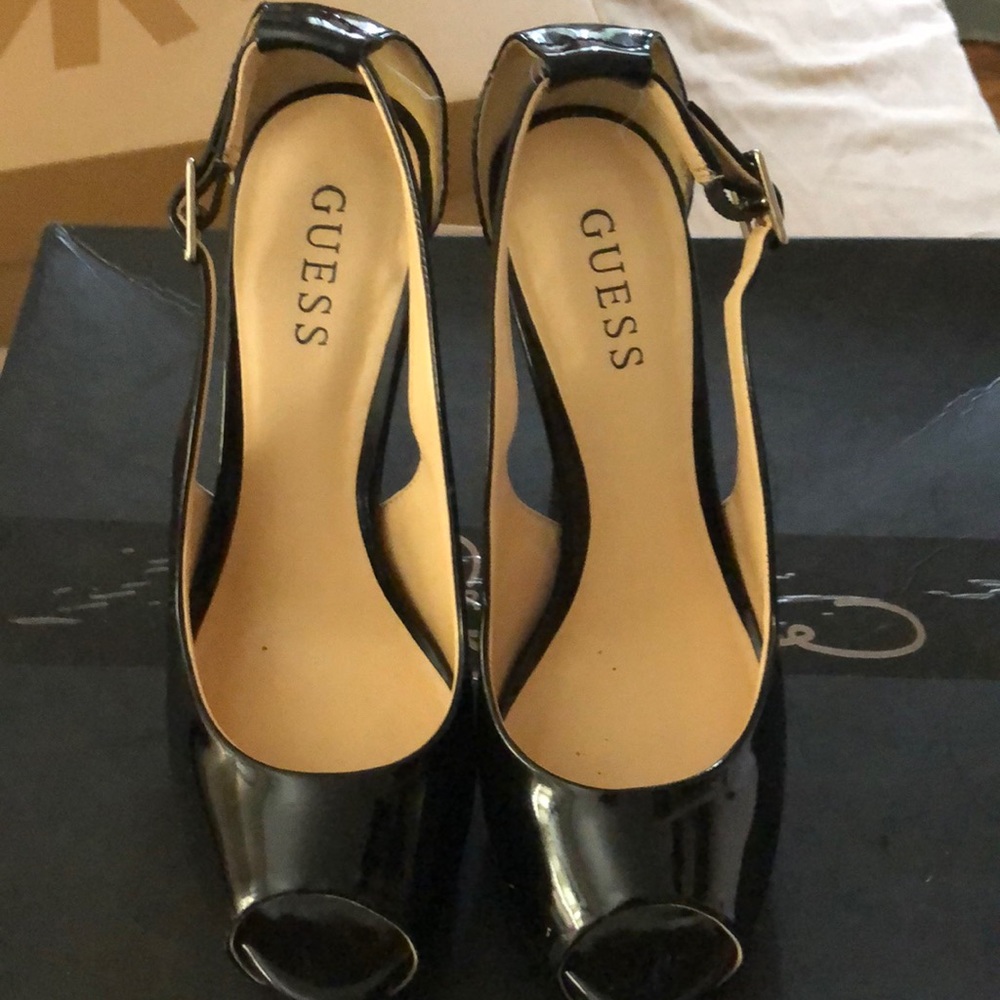 Guess peeptoe shoe